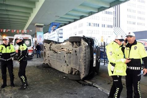 A­m­b­u­l­a­n­s­,­ ­h­a­t­a­l­ı­ ­d­ö­n­ü­ş­ ­y­a­p­a­n­ ­m­i­n­i­b­ü­s­l­e­ ­ç­a­r­p­ı­ş­t­ı­:­ ­3­ ­y­a­r­a­l­ı­